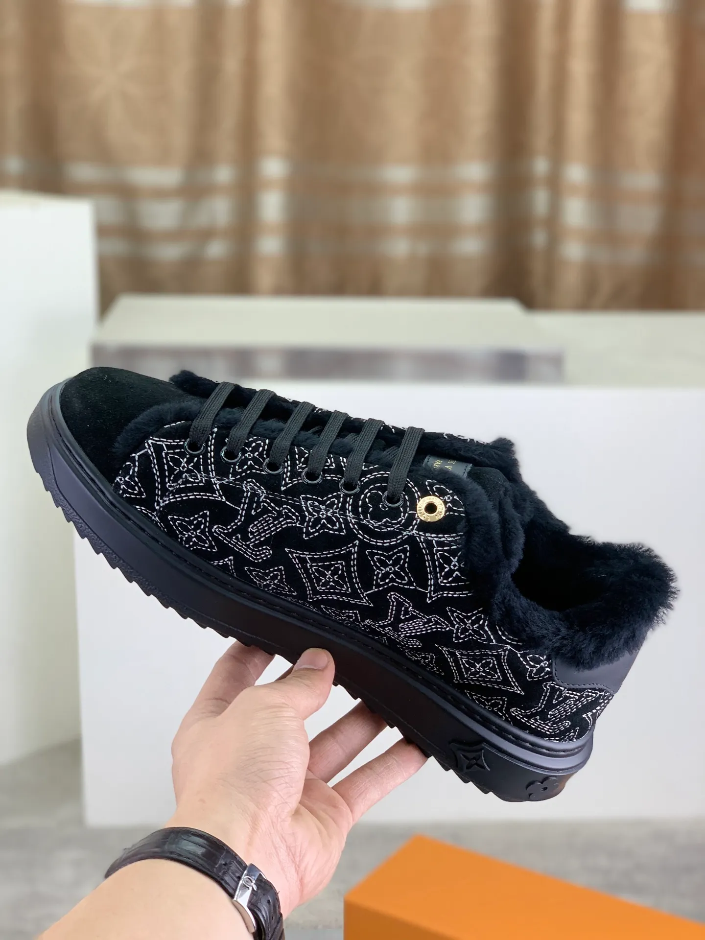 Factory price P740 Wool lining 💶 Top version [LOUIS VUITTON] Couple 🧑‍🤝‍🧑 Craftsman style Counter series (original order) New style 🍀LV Louis Vuitton - top version LV classic high-top trendy shoes! Made of imported original craft calfskin, original warm wool lining, and original wear-resistant, lightweight, high-end TPU outsole! High quality products! 3️⃣ colors available, code numbers: female 35-39, male 39-44 (female 40, male 45 46 customized)